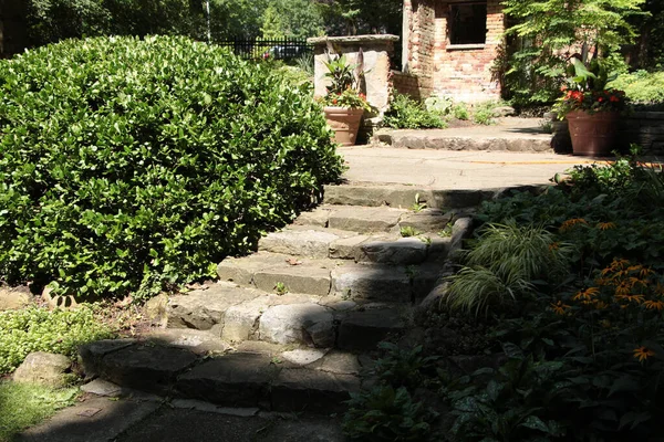 緑の植物に囲まれた上に小さい別荘の家の小屋が付いている石のコンクリートのセメントのステップ — ストック写真