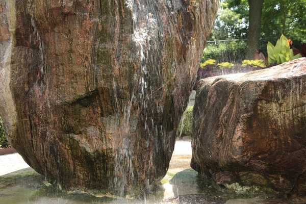 2つの大きな岩石構造の滝の噴水は 底と地面が撮影された上から降りてくる — ストック写真