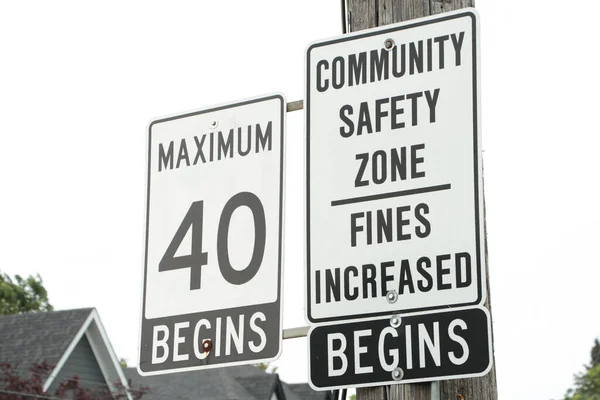 最多40个社区安全地带罚款增加开始垂直矩形标志相邻安装在木柱上 黑白相间 — 图库照片