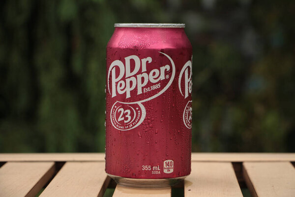 Pepper Kan Pop Läsk Utanför Ljusbrunt Bord Med Grön Bakom — Stockfoto