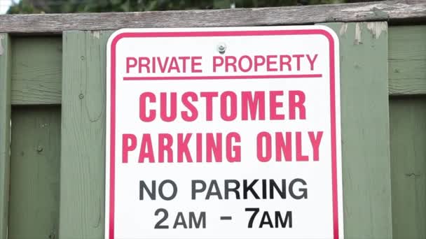 プライベートプロパティの顧客駐車場のみ 緑の木製のピケットフェンスで午前2時から午前7時まで 白い赤い黒 — ストック動画