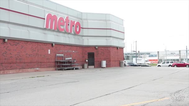 Metro Παντοπωλείο Αλυσίδα Πάρκινγκ Πίσω Μέρος Αυτοκίνητα Στάθμευσης Μπροστά Ευρύ — Αρχείο Βίντεο