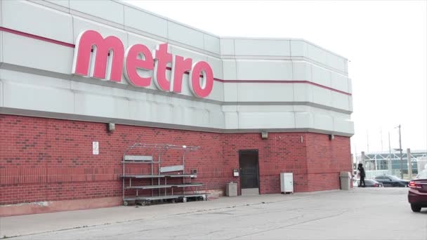 Metro Supermarkt Keten Parkeerplaats Aan Achterkant Met Auto Parkeren Aan — Stockvideo