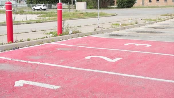 Três Lugares Estacionamento Vermelho Com Números Cada Deles Lado Lado — Vídeo de Stock