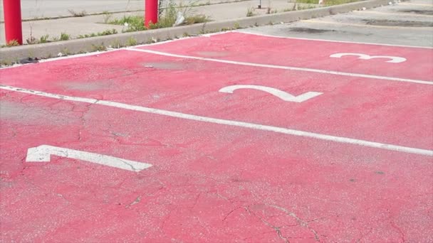 ピックアップのための白でそれらのそれぞれの側面の数字1 3の3つの赤い駐車場スペース — ストック動画