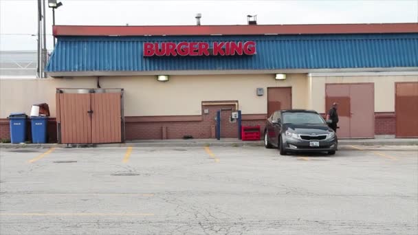 Burger King Estacionamento Volta Lote Com Carro Estacionado Nele Pessoa — Vídeo de Stock