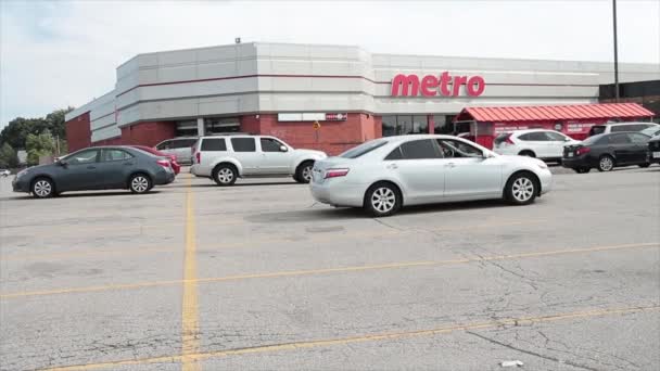 Metro Grocery Store Chain Franchise Front Parking Lot Cars Vehicles — Stock Video