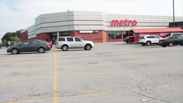 Metro Cadena Supermercados Franquicia Estacionamiento Frontal Con Vehículos Coches Tiro — Vídeo de stock