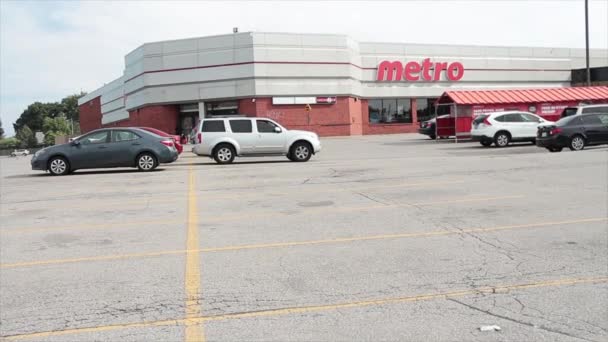 Metro Lebensmittelhandelskette Franchise Vorderen Parkplatz Mit Autos Fahrzeuge Passieren Hintergrund — Stockvideo