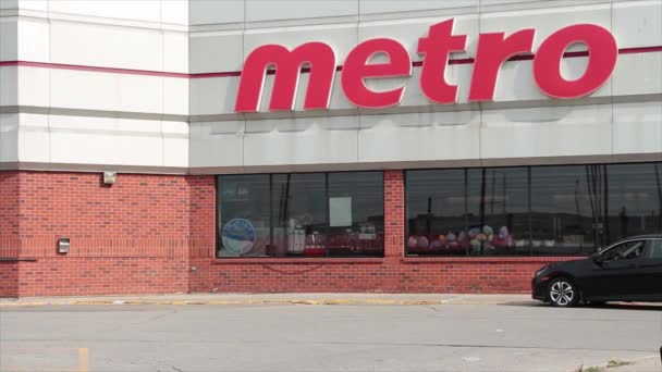 Metro Cadena Supermercados Franquicia Frontal Con Los Padres Empujando Cochecito — Vídeos de Stock