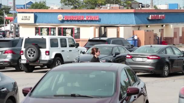 Burger Király Étterem Franchise Bolt Parkoló Sok Autó Parkol Személy — Stock videók