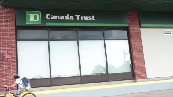 Canada Důvěry Logo Nad Okny Banky Chodník Chodník Chodník Silnice — Stock video