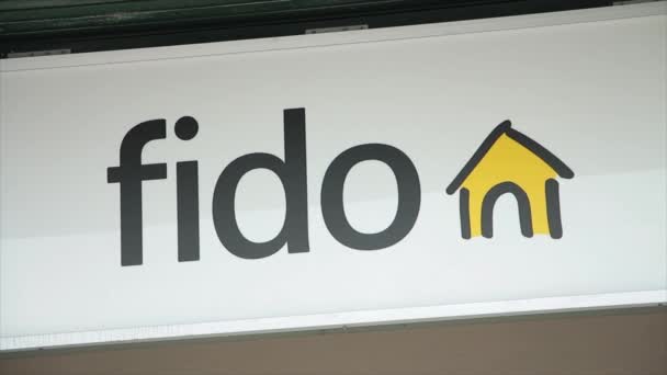 Fido Τηλέφωνο Σήμα Πρόσοψης Κατάστημα Υπηρεσιών Κινητής Τηλεφωνίας Κοντινό — Αρχείο Βίντεο