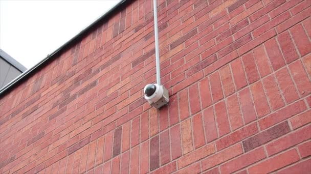 Кругла Камера Безпеки Встановлена Цегляну Стіну — стокове відео