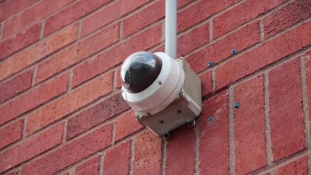 Кругла Камера Безпеки Встановлена Цегляну Стіну Крупним Планом — стокове відео