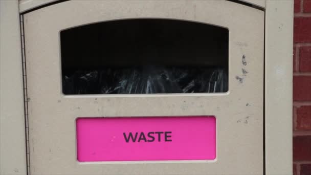 Odpady Słowo Pisanie Podpis Tekst Jasny Brązowy Publiczny Kosz Śmieci — Wideo stockowe