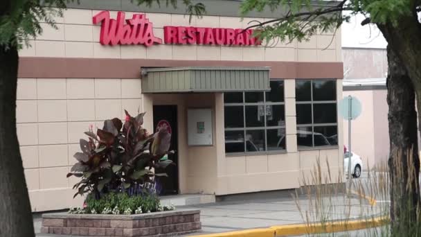 Watts Família Restaurante Entrada Frontal Com Sinal Logotipo Com Pessoas — Vídeo de Stock