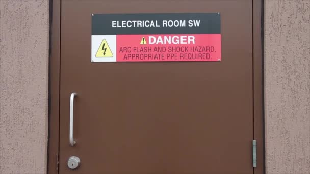 Elektrik Odası Tehlike Aralığı Şok Tehlikesi Uygun Kapı Koluyla Kahverengi — Stok video