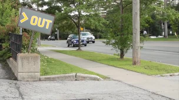 アウトワードキャプションテキスト 横の灰色の黄色が曲がった 駐車場を指す駐車場へのサイン入り口 車の交通が通過する道路を指す — ストック動画
