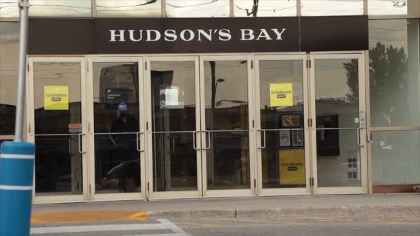 ハドソン湾百貨店前入口ドア 白と黒と窓の上のサインロゴで出入りする顧客と — ストック動画