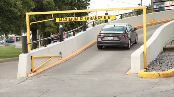 그것을 차량을 주차장에 도달하는 경사로를 센터에 막대기 닫히기 통과하는 — 비디오
