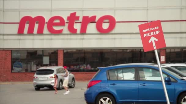 지하철 식료품점 프랜차이즈 로고는 보행자 고객이 통과하는 게시물에 화살표와 구부러진 — 비디오