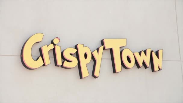 简洁的城镇标题文字 在室外浅浅的米色墙壁上画着动画符号 黄黑色 — 图库视频影像