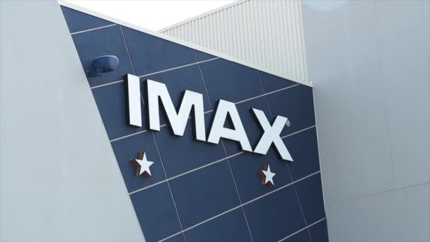 Imax Logo Met Twee Sterren Theaterwand Buiten Buiten Blauw Wit — Stockvideo