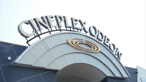 露天剧场前厅 天幕后面的Cineplex Odeon标志标志 — 图库视频影像