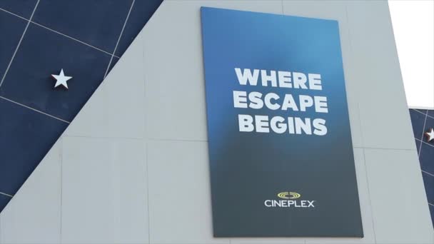 Cineplex Cinema Onde Fuga Começa Grande Cartaz Sinal Logotipo Parede — Vídeo de Stock