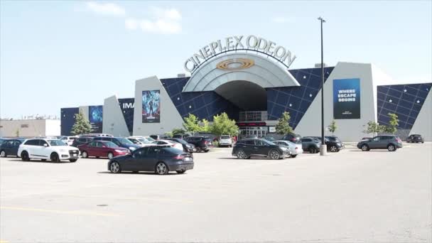 Kino Odeon Trójkątny Teatr Zewnątrz Zewnątrz Parkingiem Samochodami Zaparkowanymi Przodu — Wideo stockowe
