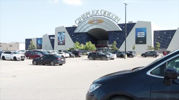 Cineplex Odeon Threatre Theatre Outdoors Exterior Parking Lot Cars Parked — Stock Video