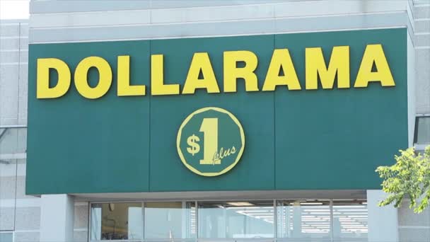 Dollarama Logo Voorkant Van Winkel Met Ramen Deur Openen Beneden — Stockvideo