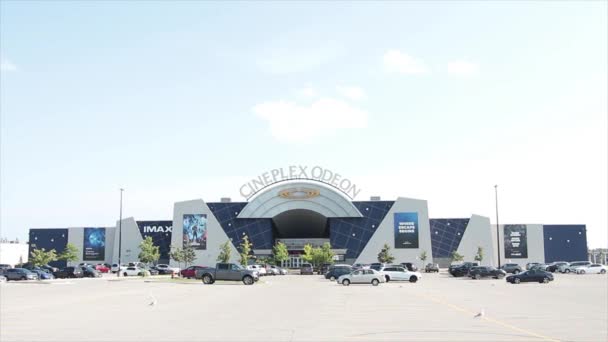Cineplex Odeon Théâtre Trois Pièces Extérieur Extérieur Avec Parking Voitures — Video