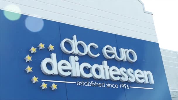 Abc Euro Delicatessen Opgericht Sinds 1996 Teken Logo Aan Voorkant — Stockvideo