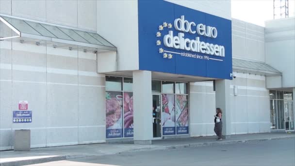 Abc Euro Şarküteri 1996 Dan Beri Mağazanın Önünde Müşteri Girişi — Stok video