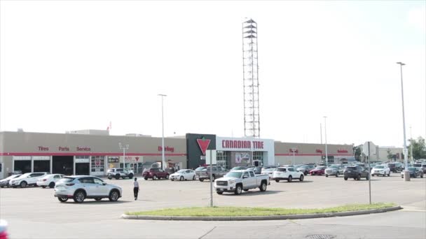 Gran Tienda Por Menor Neumáticos Canadienses Grandes Con Garaje Estacionamiento — Vídeos de Stock