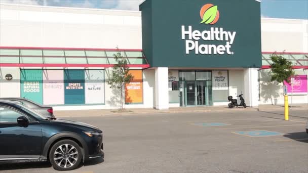하늘을 상점의 표시와 안으로 주차되는 기둥과 스쿠터 차량을 건강한 — 비디오