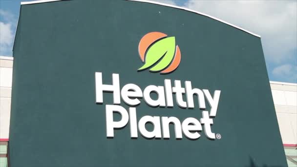 Signo Logotipo Planeta Saludable Parte Delantera Tienda Con Cielo Detrás — Vídeos de Stock