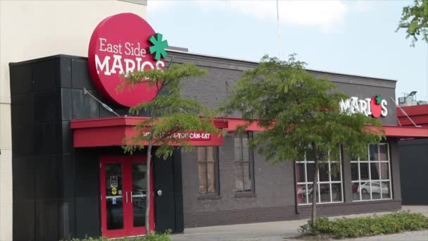 Восточная Сторона Мариос Ресторан Передний Вход Выстрел Угол — стоковое видео