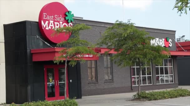 Восточный Вход Ресторан Marios Клиентами Выходящими Держащими Угловой Кадр — стоковое видео