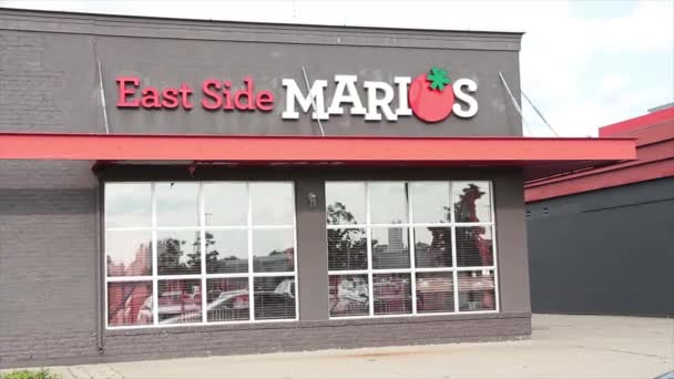 Wschodnia Strona Marios Restauracja Przedni Znak Logo Nad Fasadą Okna — Wideo stockowe
