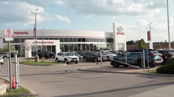 Toyota Galerisi Dışarısı Otoparkta Içi Araçlarla Dolu Içinden Insanlar Geçiyor — Stok video