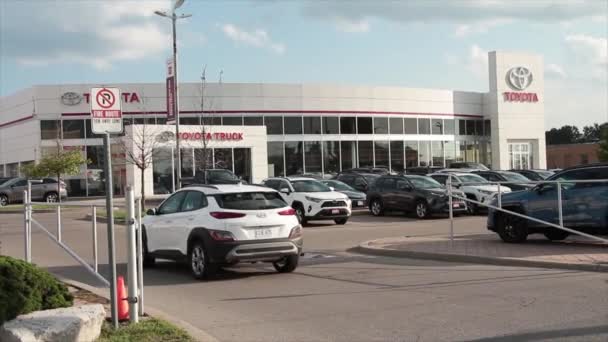 Toyota Galerisi Dış Cephe Dışında Otoparkta Içi Araç Dolu Araçlarla — Stok video