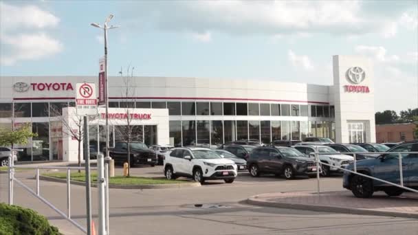 Тойота Дилер Межами Зовнішнього Фронту Заповнений Автомобілями Парковці Людиною Йде — стокове відео
