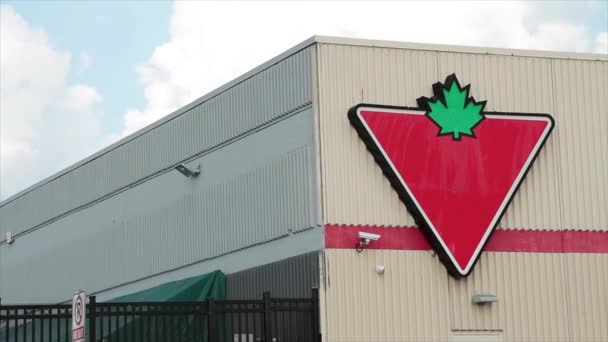 Логотип Канадських Шин Верхньому Куті Канадського Магазину Шин Хмарним Небом — стокове відео