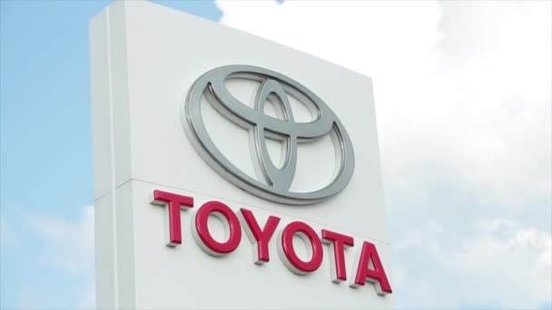 Toyota Logotipo Sinal Pilar Branco Concessionária Close Ângulo — Vídeo de Stock