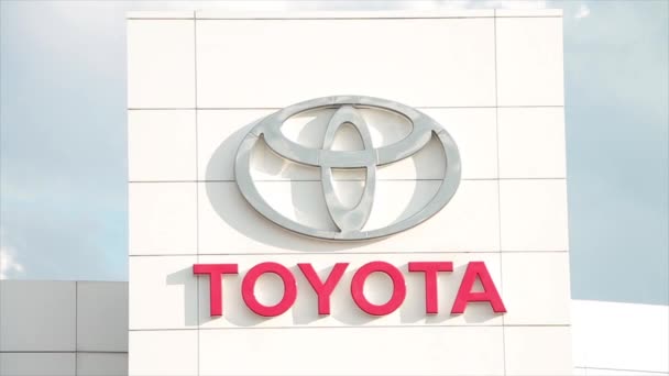 Letrero Logotipo Toyota Frente Concesionaria Exterior Primer Plano — Vídeos de Stock