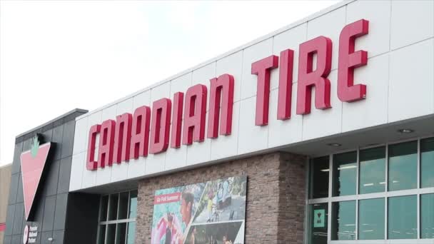 窓上の店の入口の前にカナダのタイヤの店の印そしてロゴ — ストック動画
