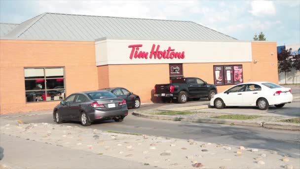 Tim Hortons Εστιατόριο Καφενείο Drive Thru Απασχολημένος Αυτοκίνητα Οχήματα Καλοκαίρι — Αρχείο Βίντεο